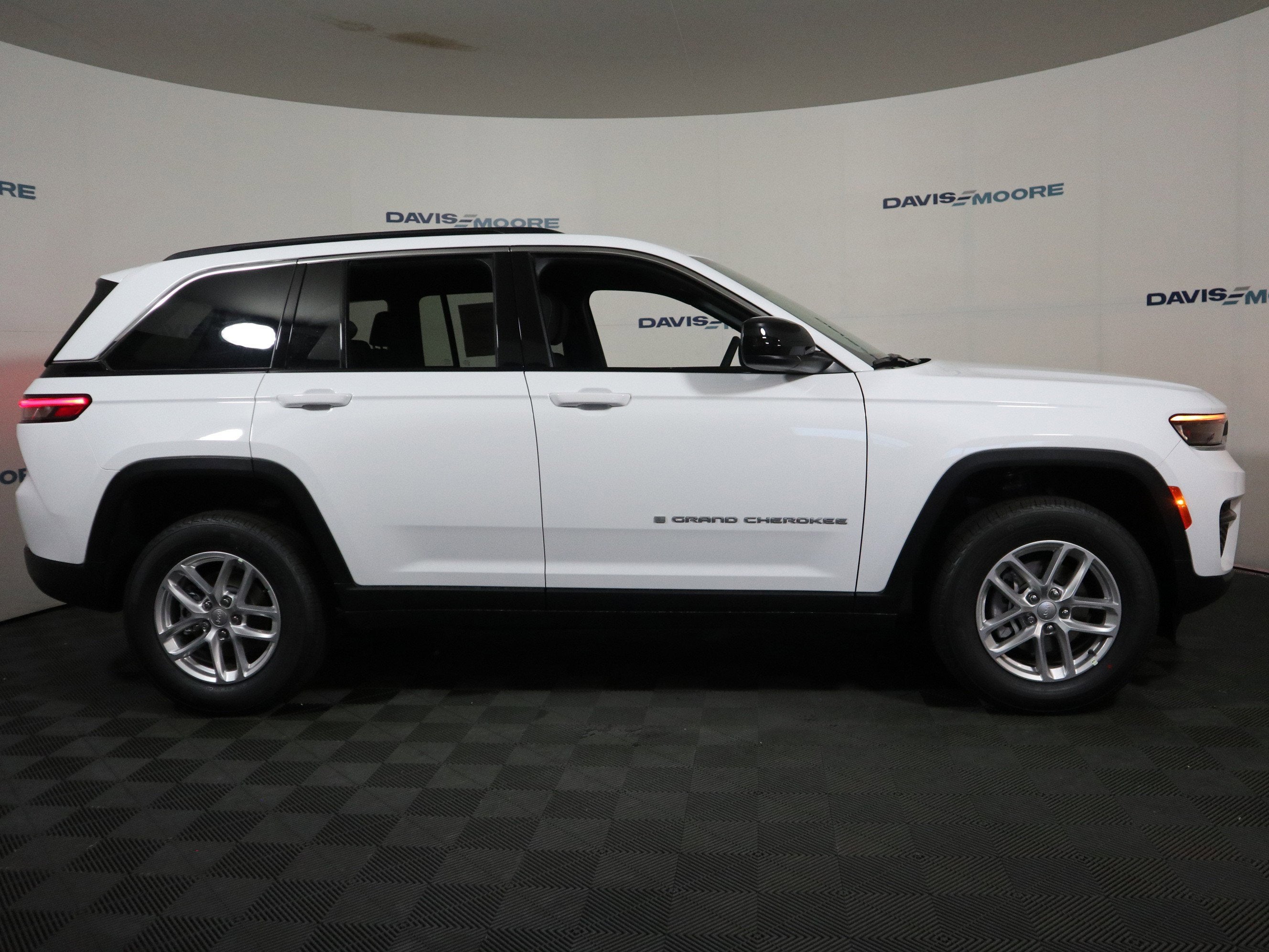 2026 Jeep Grand Cherokee Laredo 4x4
