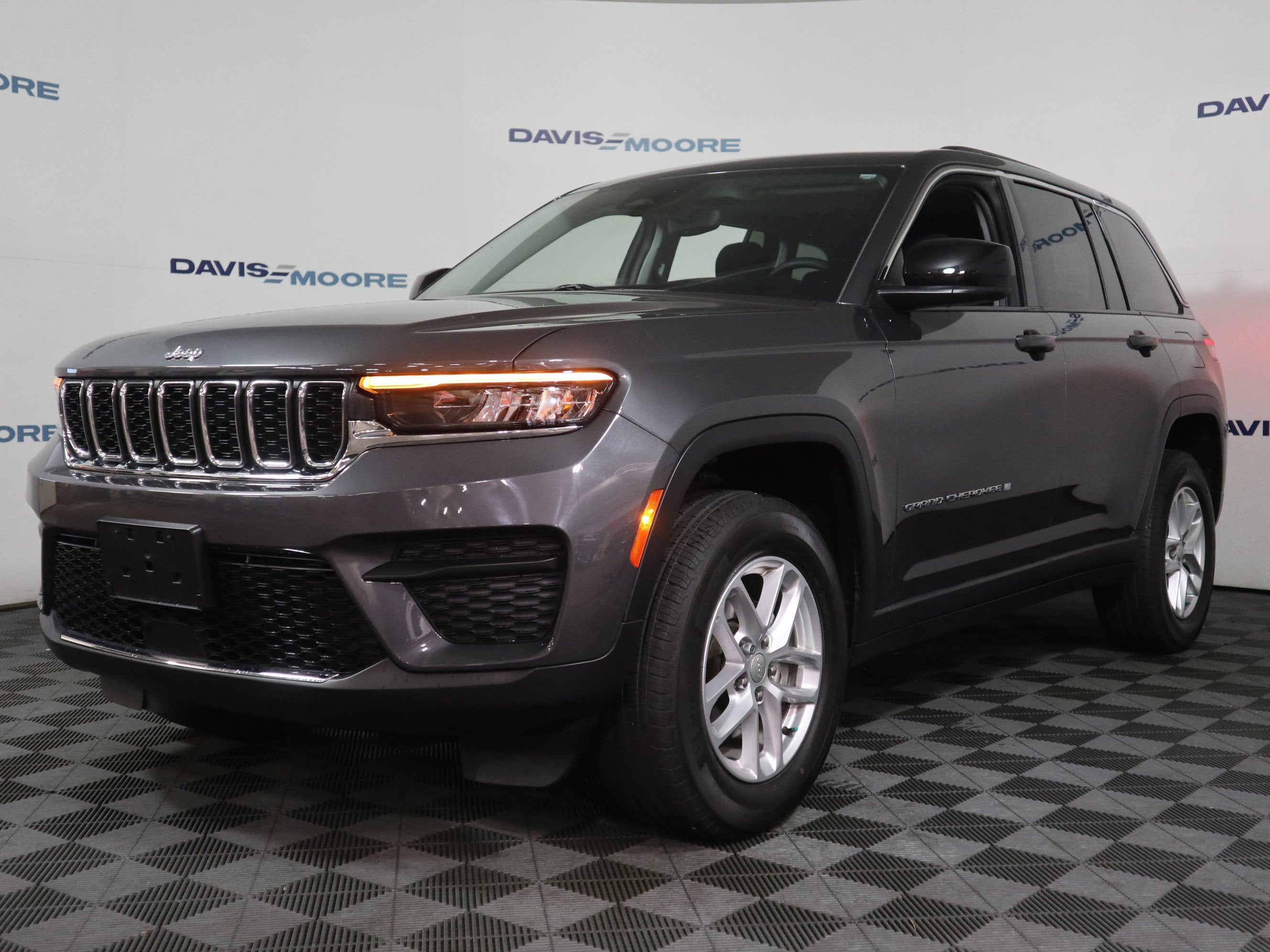 2023 Jeep Grand Cherokee Laredo 4x4