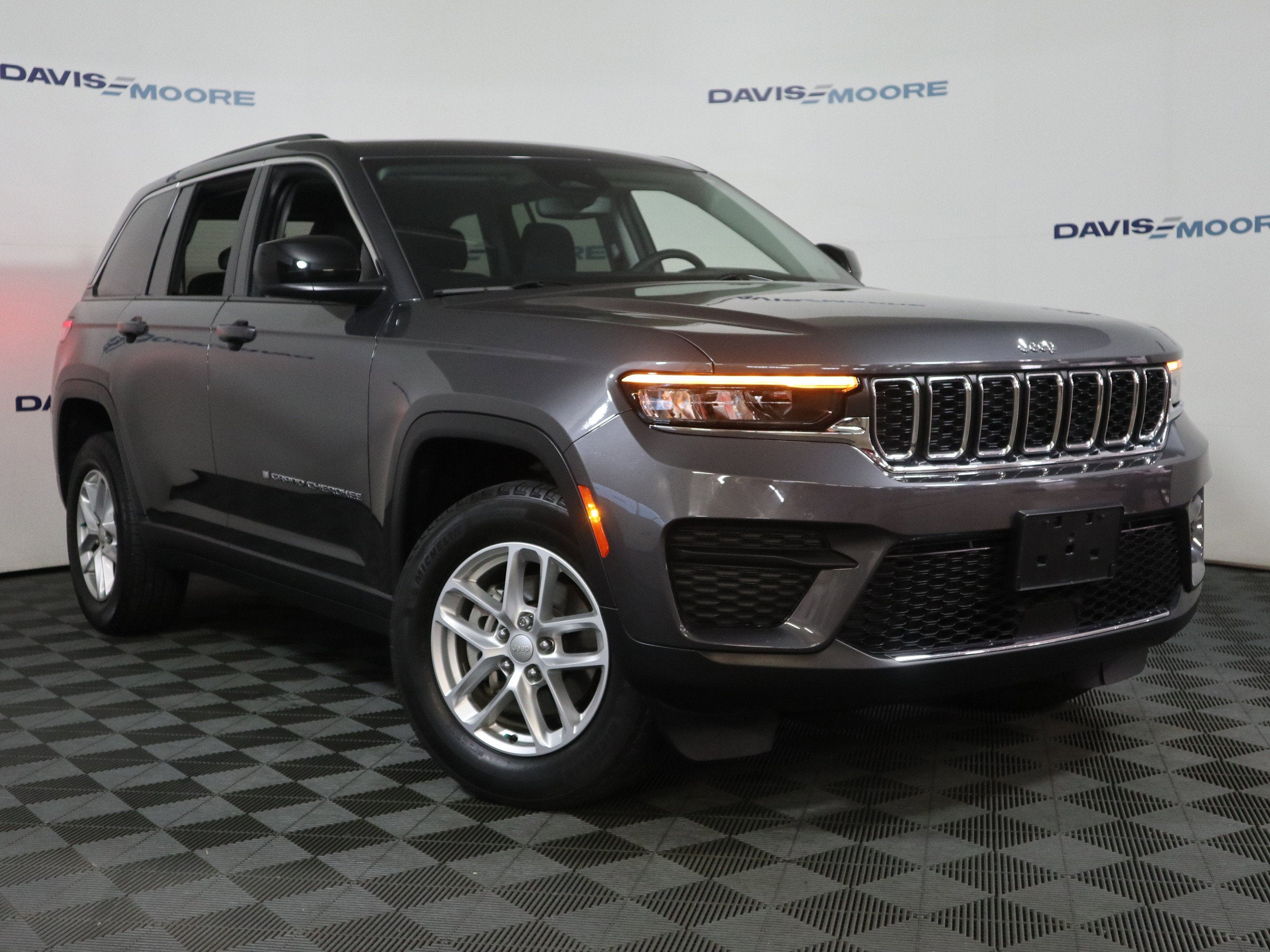2023 Jeep Grand Cherokee Laredo 4x4