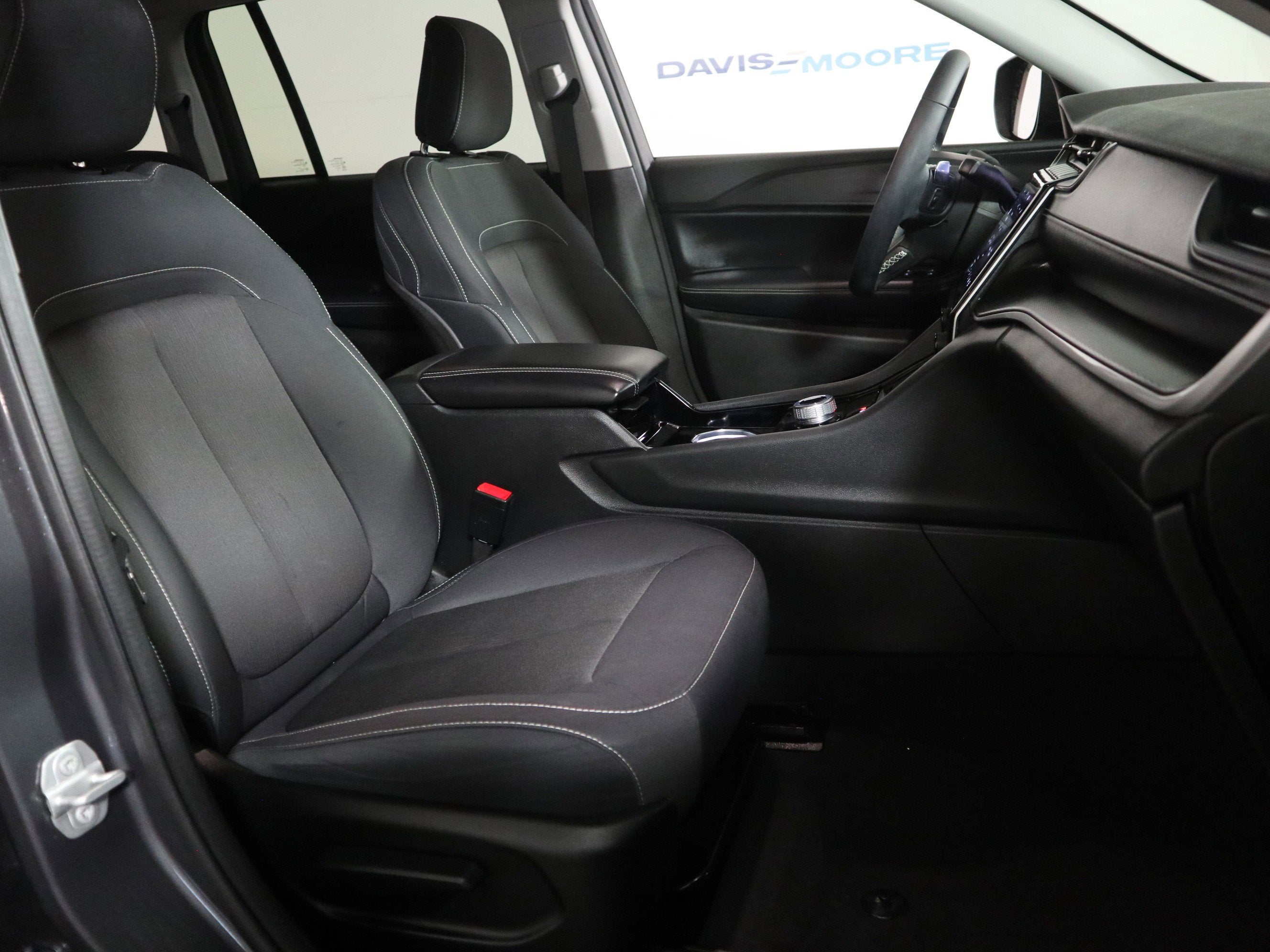 2023 Jeep Grand Cherokee Laredo 4x4