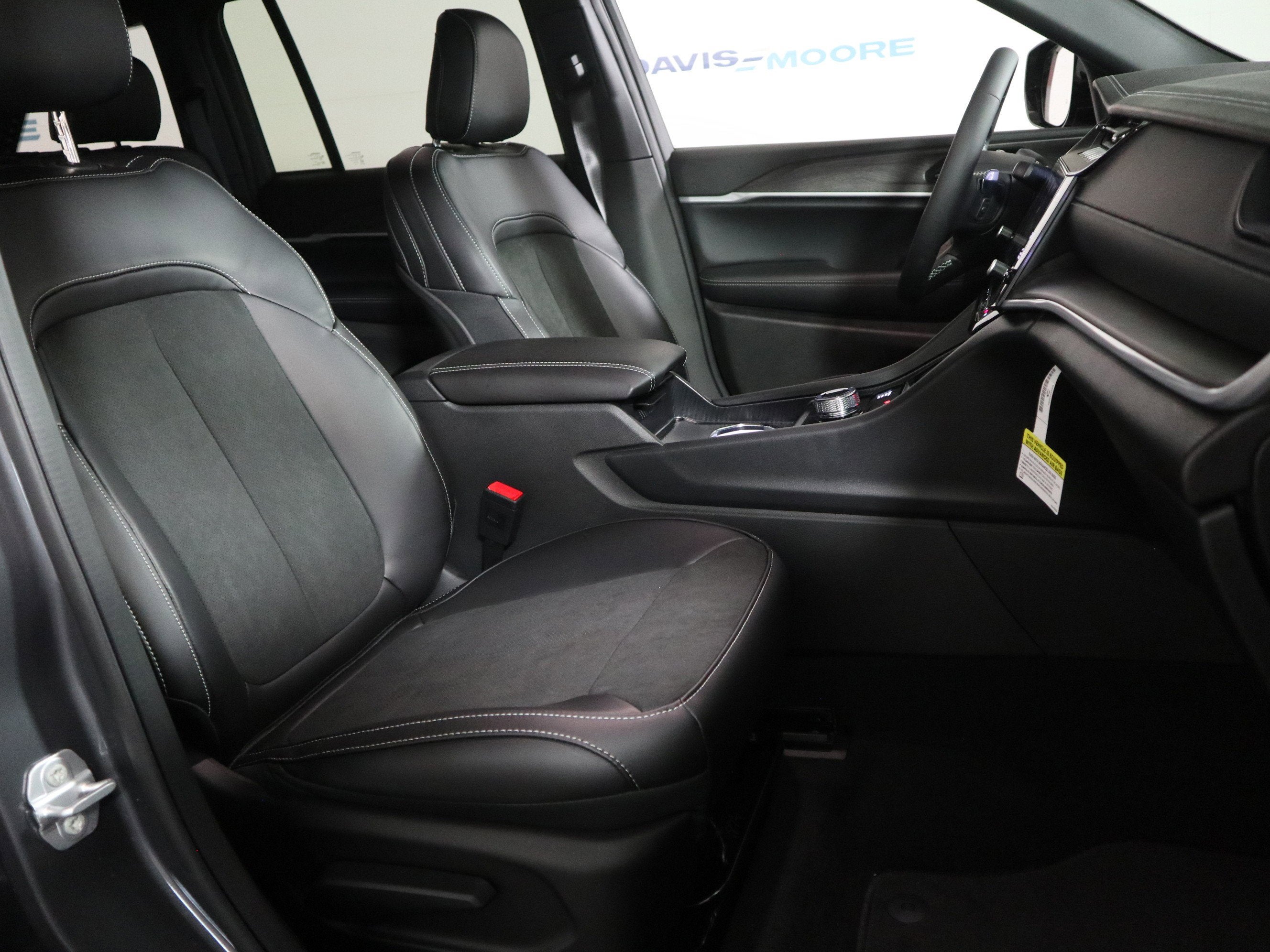 2026 Jeep Grand Cherokee Laredo Altitude 4x4