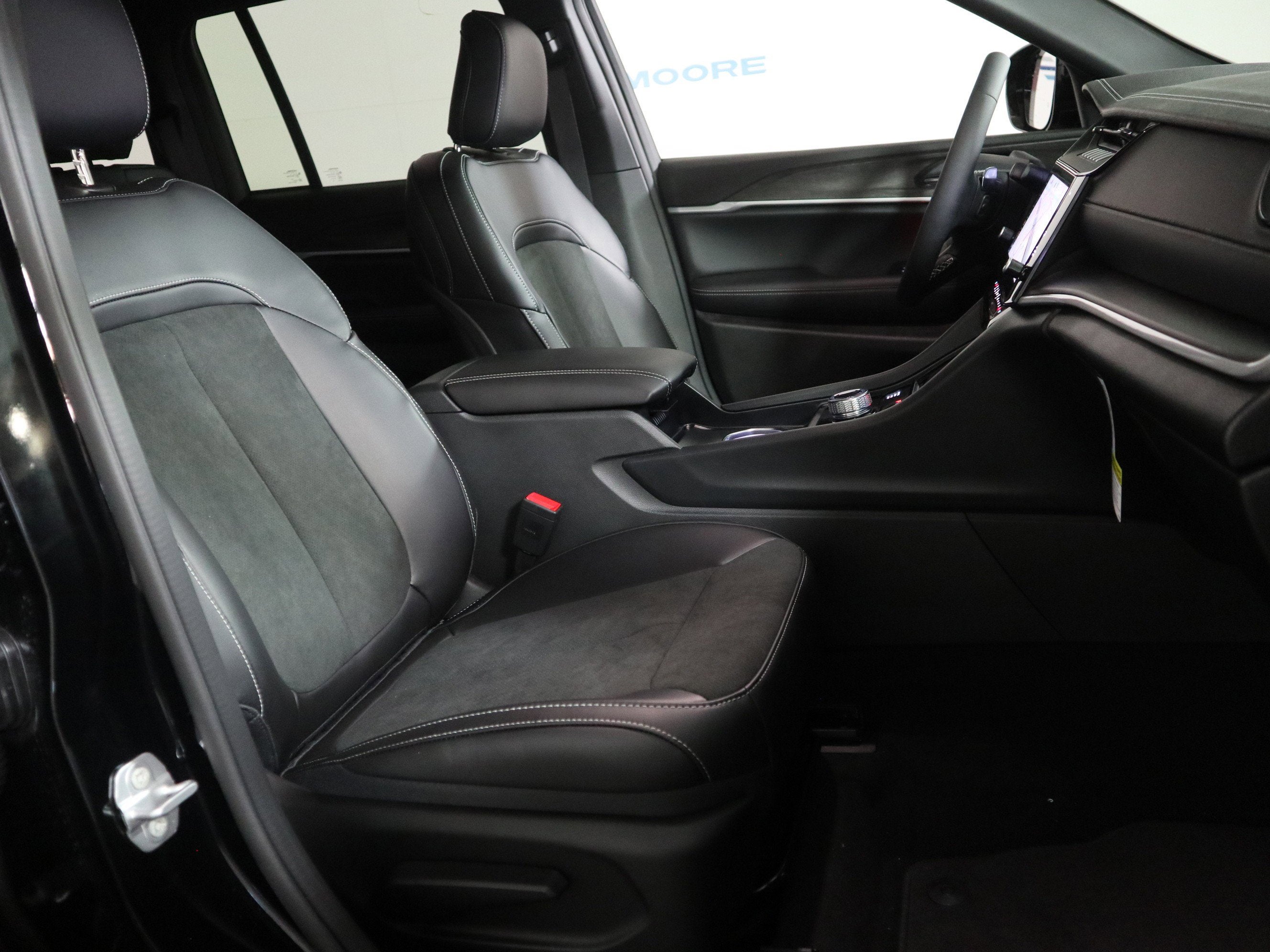 2026 Jeep Grand Cherokee Laredo Altitude 4x4