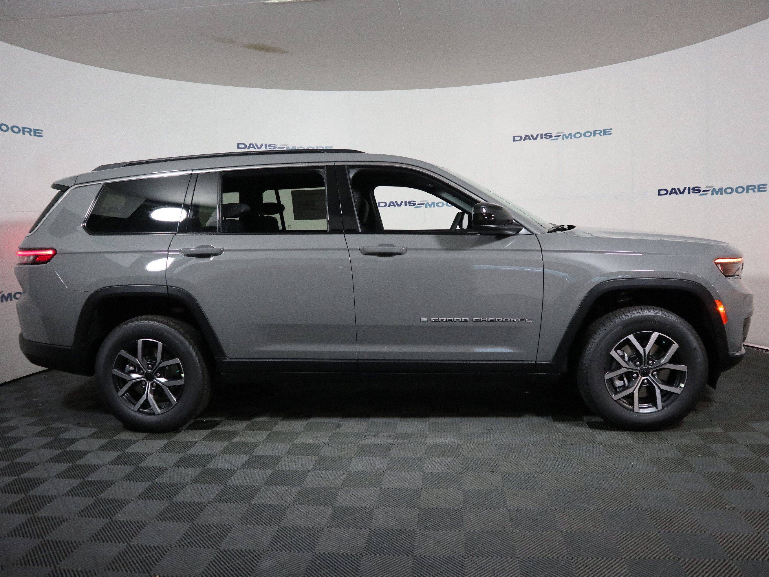 2027 Jeep Grand Cherokee L Laredo X 4x4