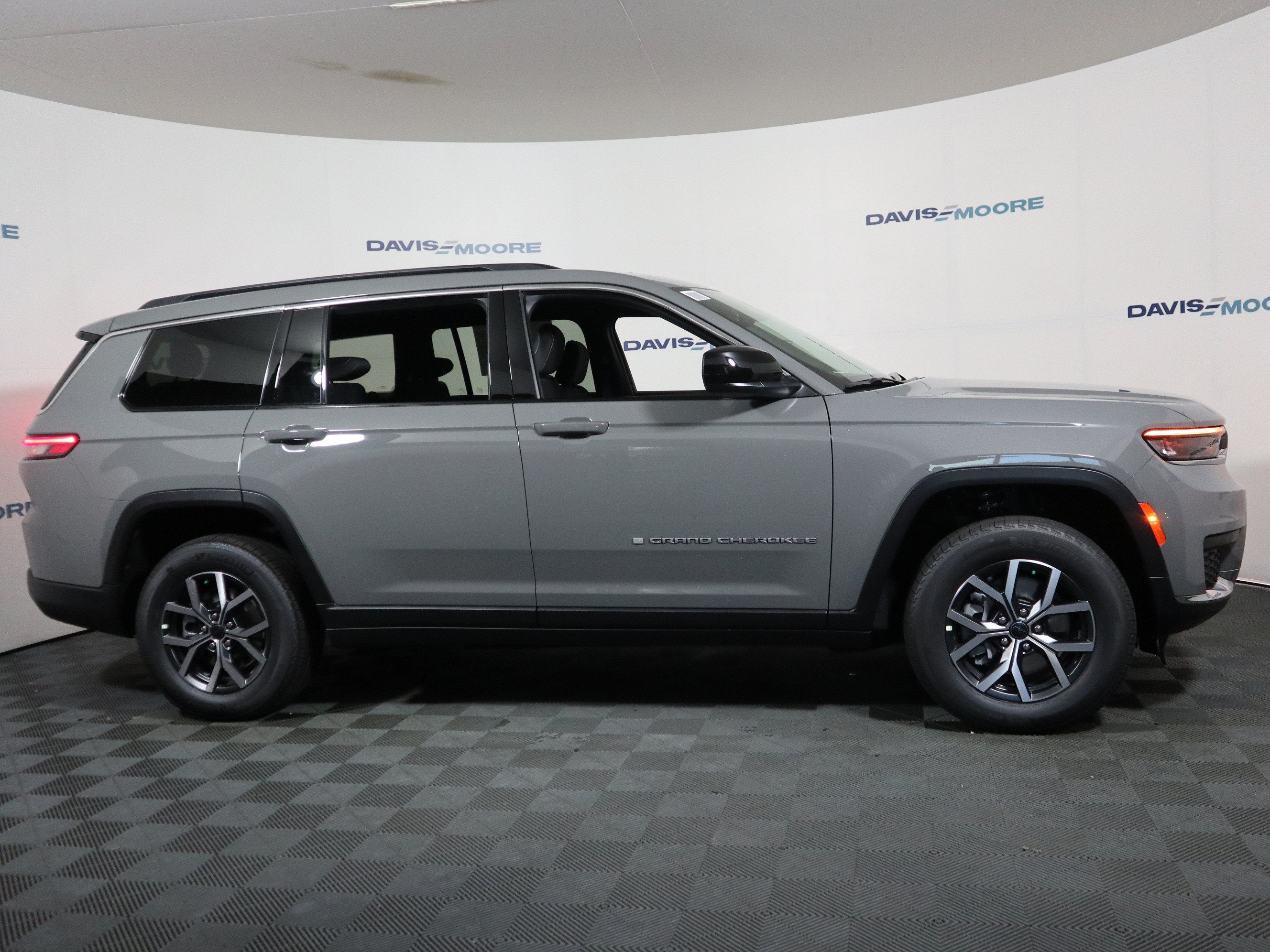 2027 Jeep Grand Cherokee L Laredo X 4x4