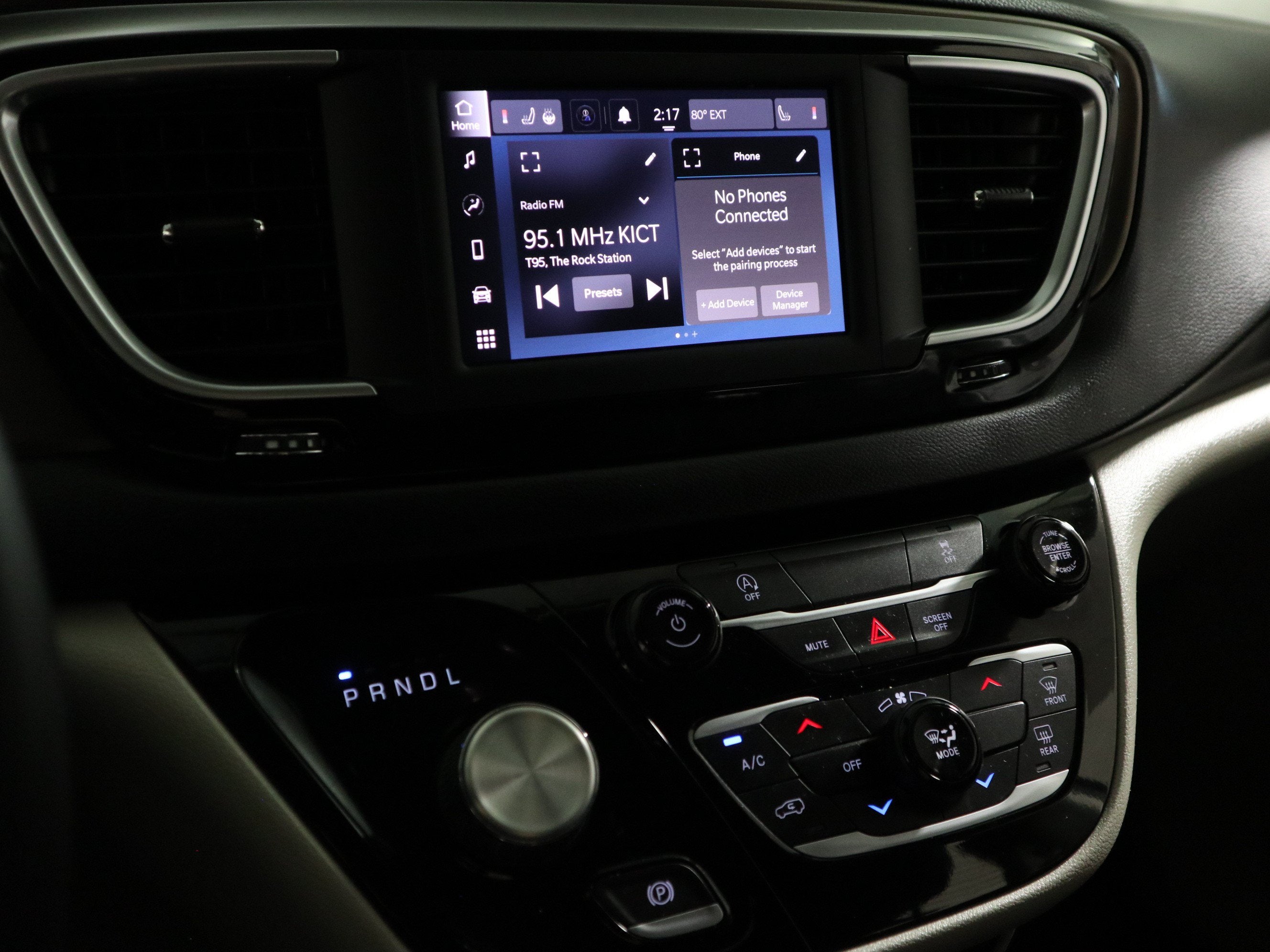 2022 Chrysler Voyager LX