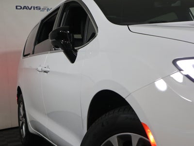 2026 Chrysler Pacifica Select AWD