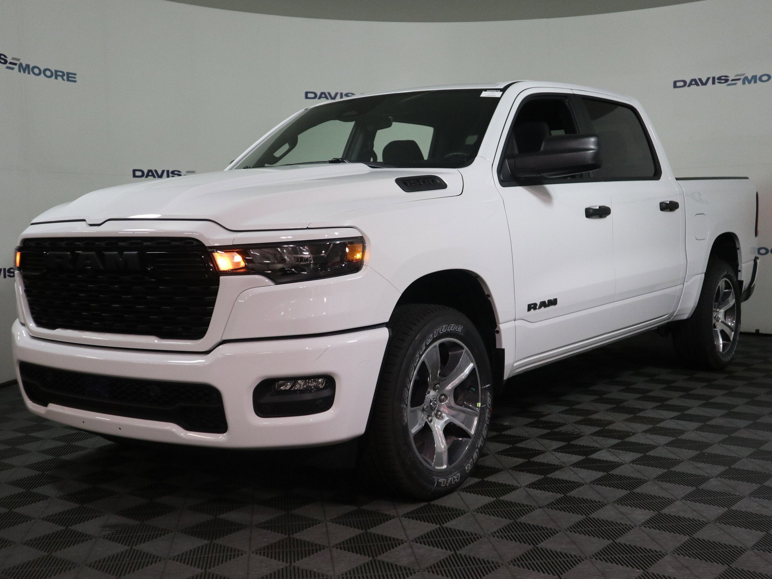 2026 RAM 1500 Express Crew Cab 4x4