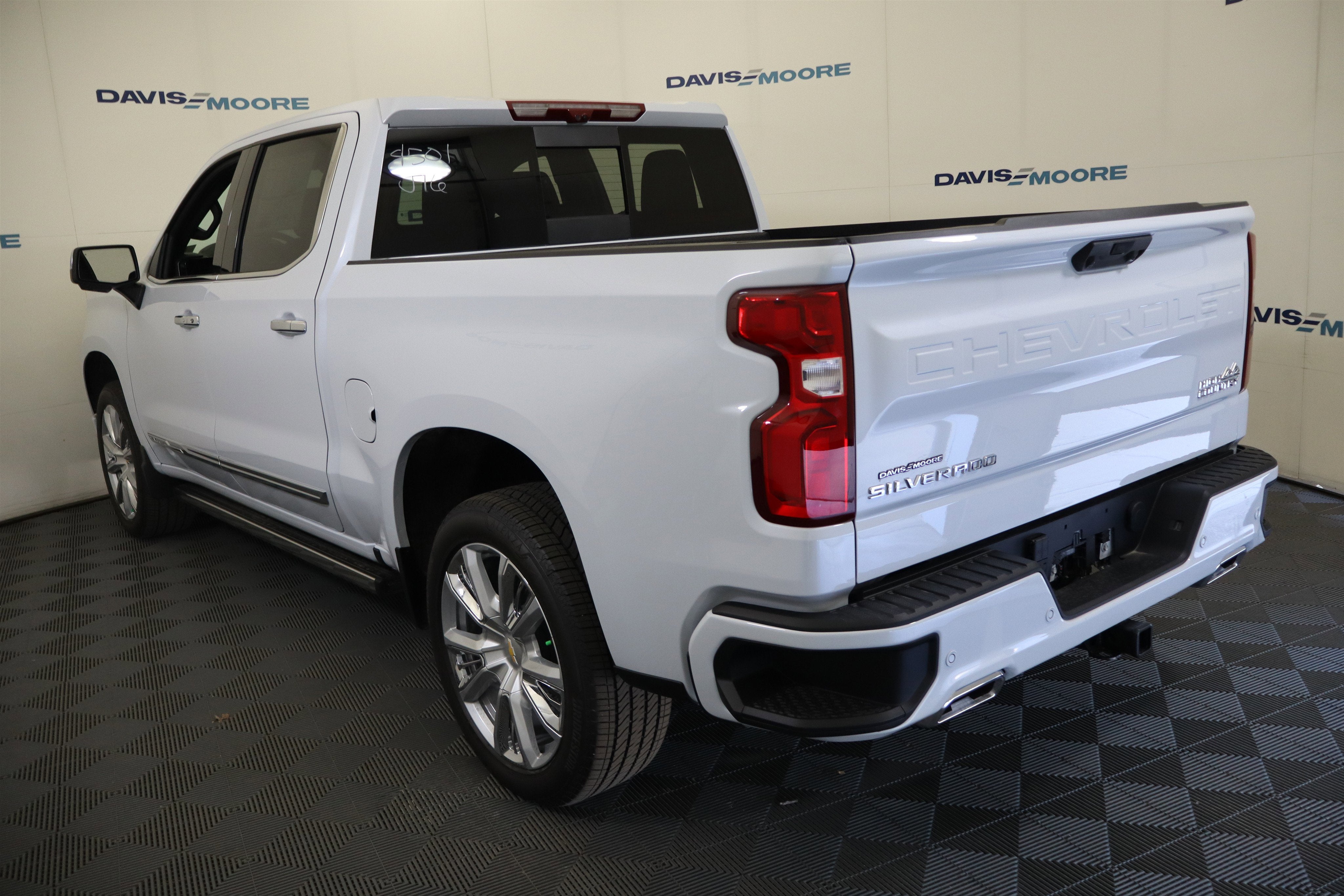 2026 Chevrolet Silverado 1500 High Country Crew Cab 4WD