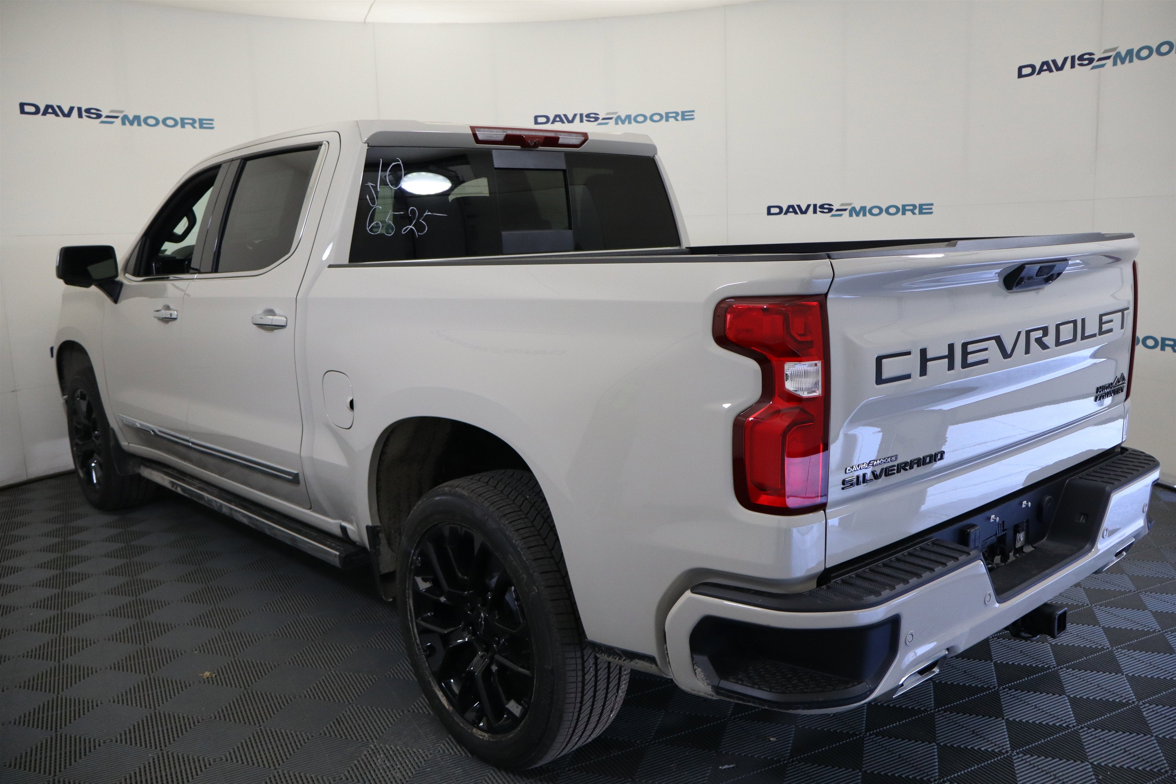 2026 Chevrolet Silverado 1500 High Country Crew Cab 4WD