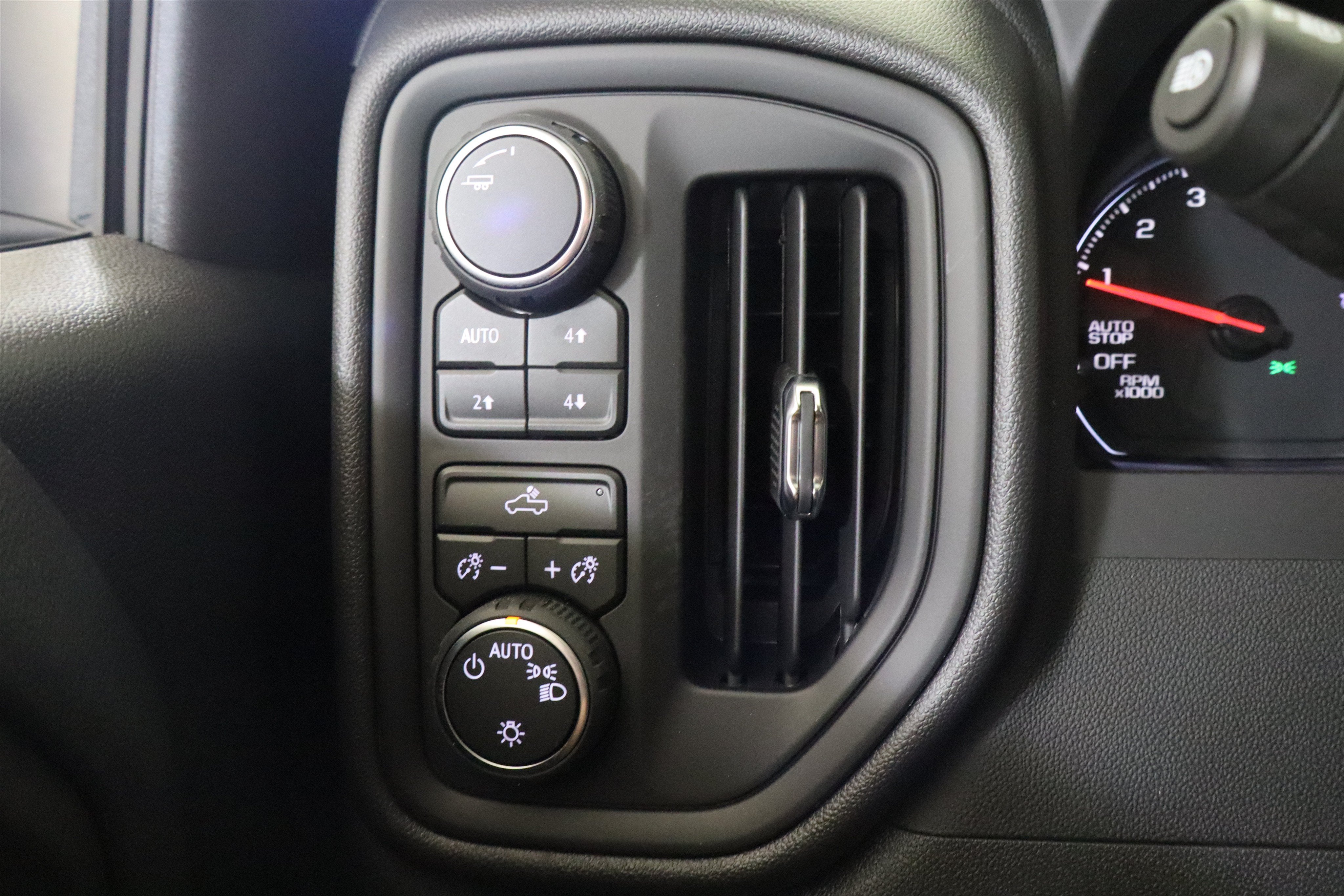 2026 Chevrolet Silverado 1500 Custom Trail Boss Crew Cab 4WD