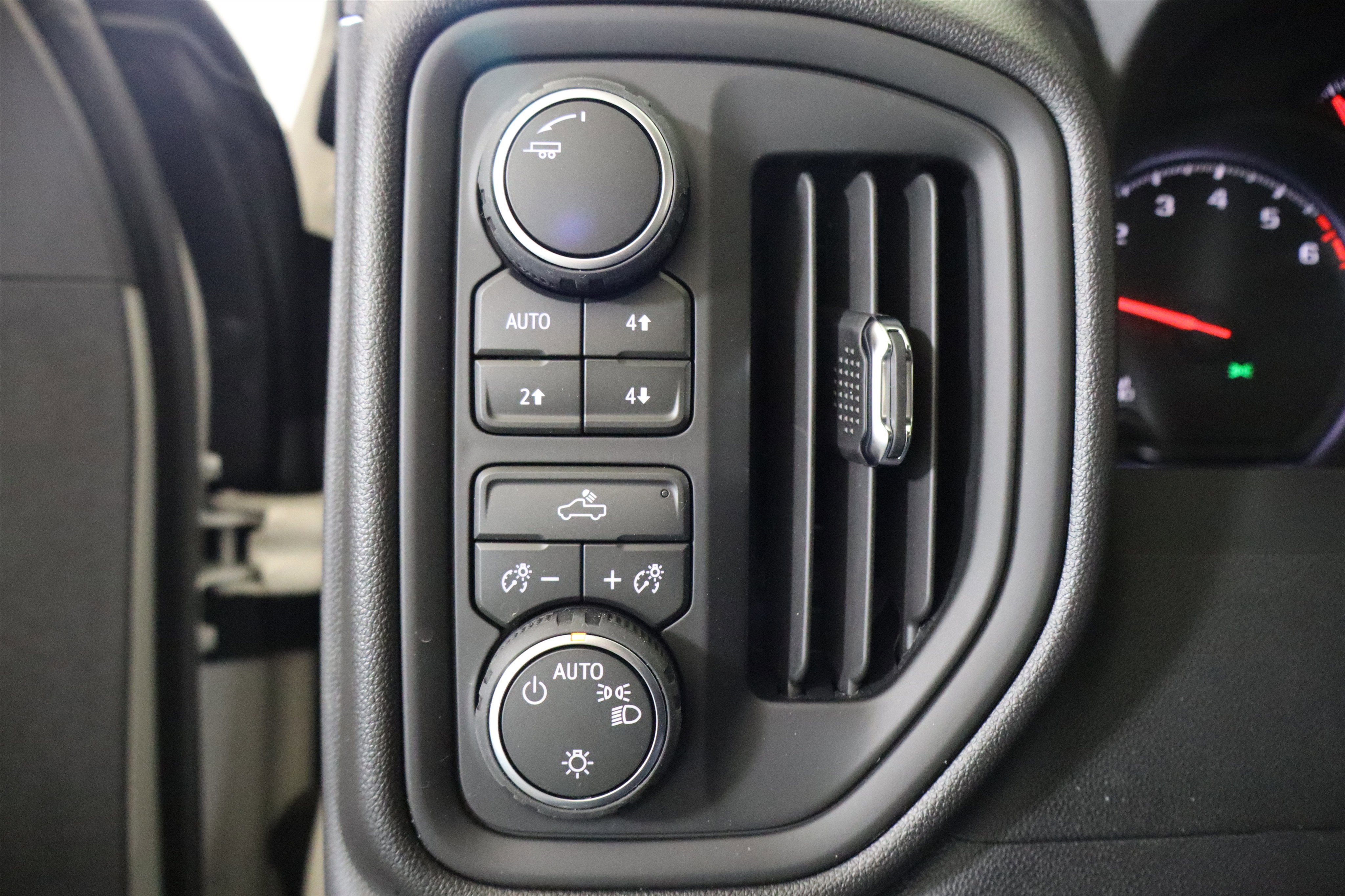 2026 Chevrolet Silverado 1500 Custom Trail Boss Crew Cab 4WD