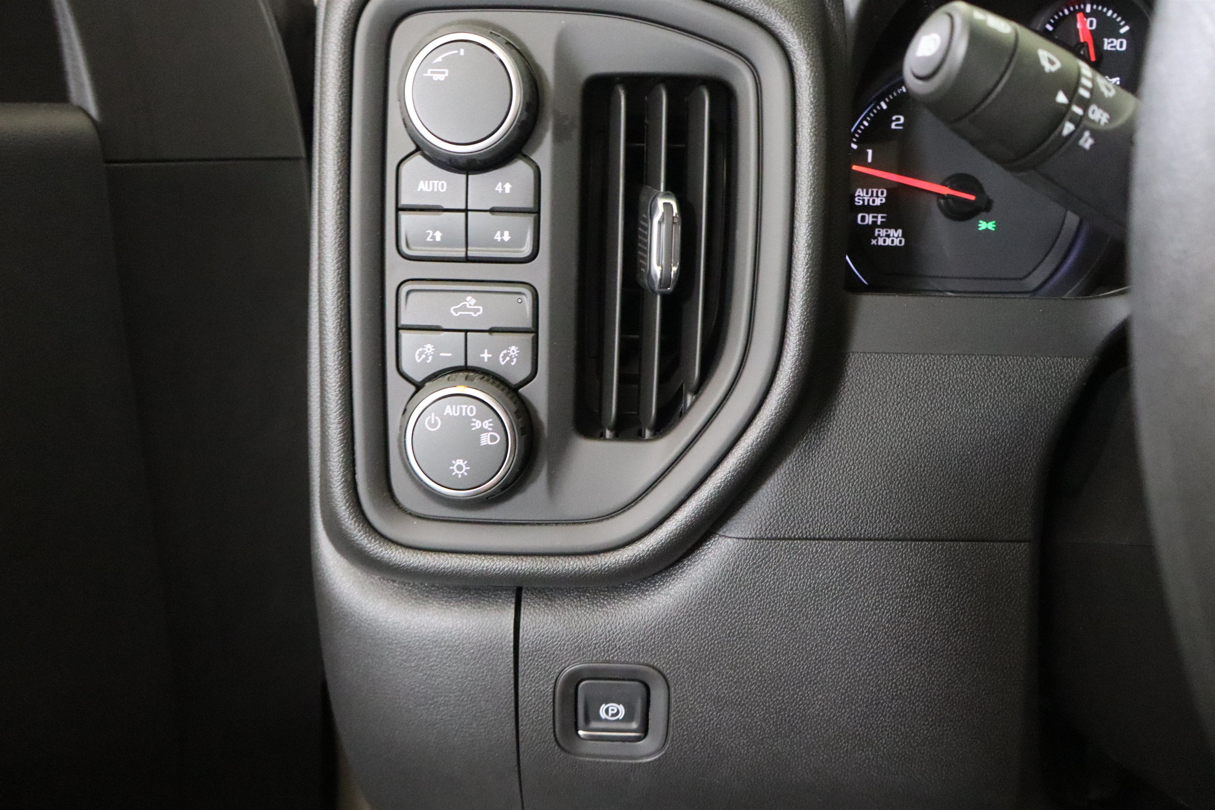 2026 Chevrolet Silverado 1500 Custom Trail Boss Crew Cab 4WD