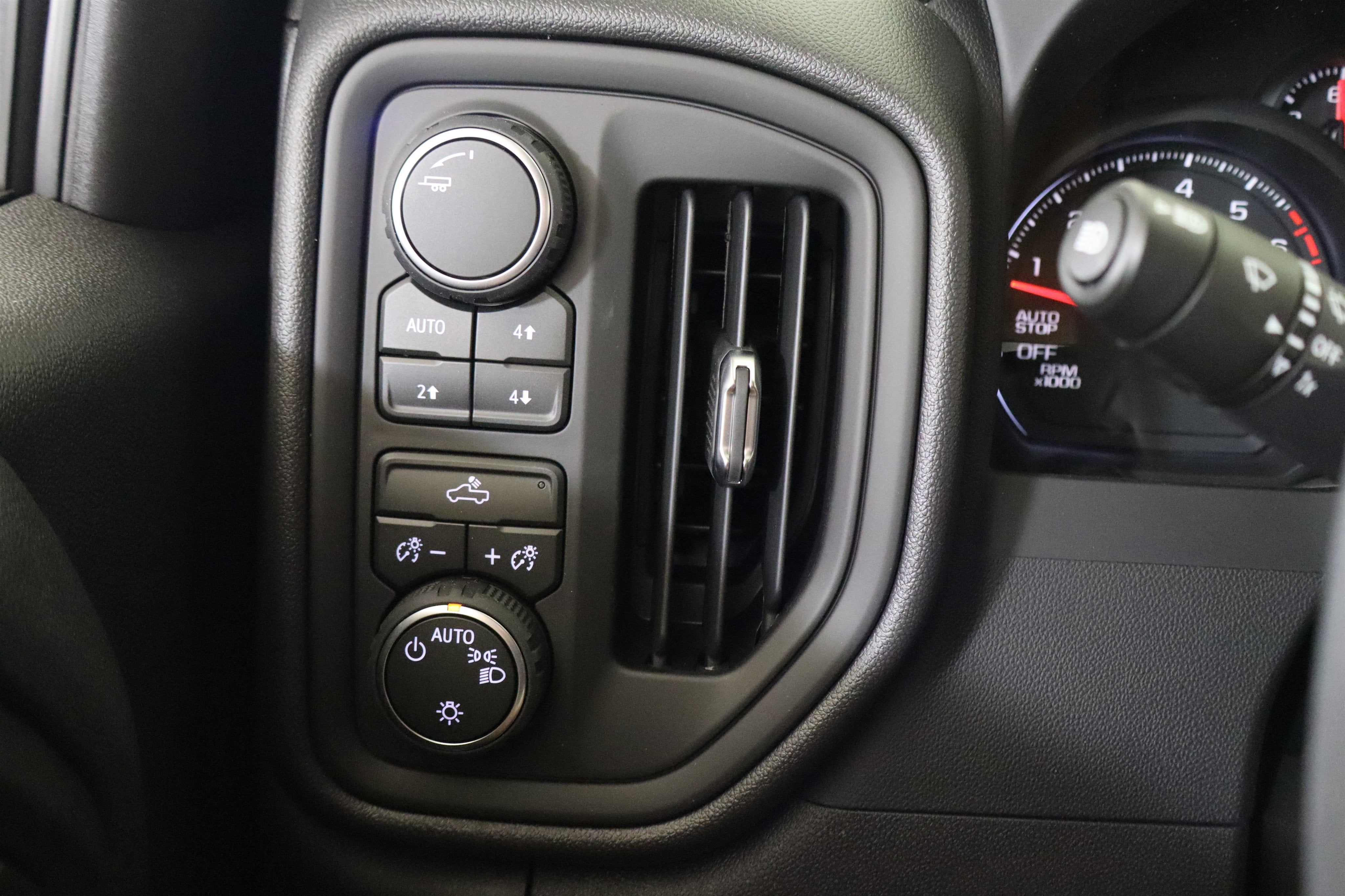 2026 Chevrolet Silverado 1500 Custom Trail Boss Crew Cab 4WD