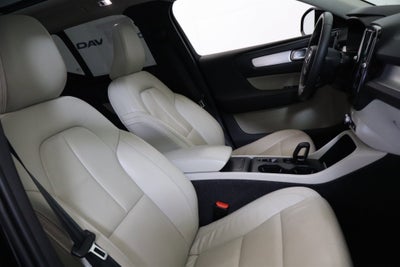 2022 Volvo XC40 Momentum